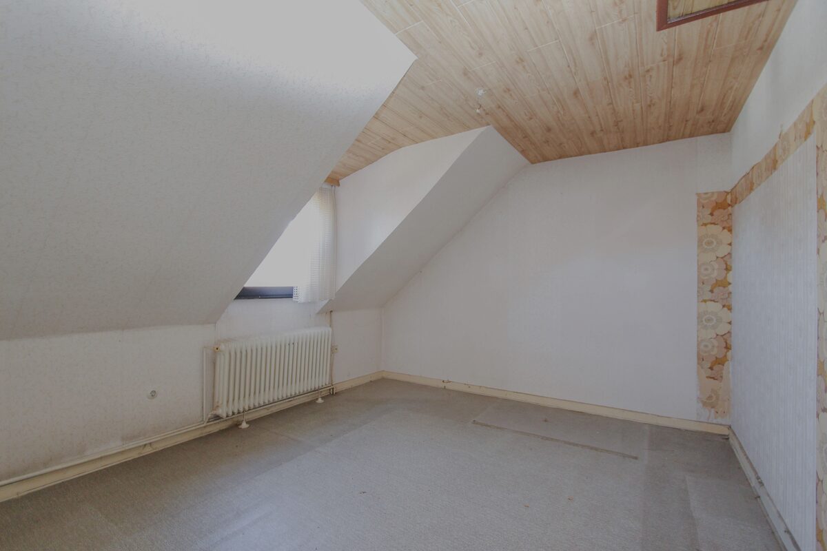 Dachzimmer nach der Entrümpelung, leer und besenrein